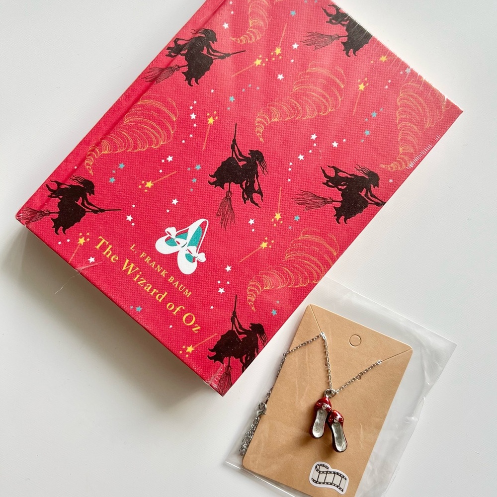 NWT Wizard Of Oz Hardcover Book & Dorothy Ruby Red Slippers Pendant Necklace Set